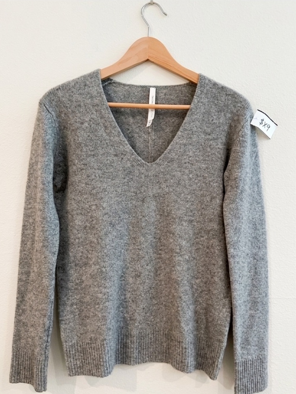 The Group Babaton Aritzia 100% Cashmere Gray V-Neck Sweater XS - fits like Small